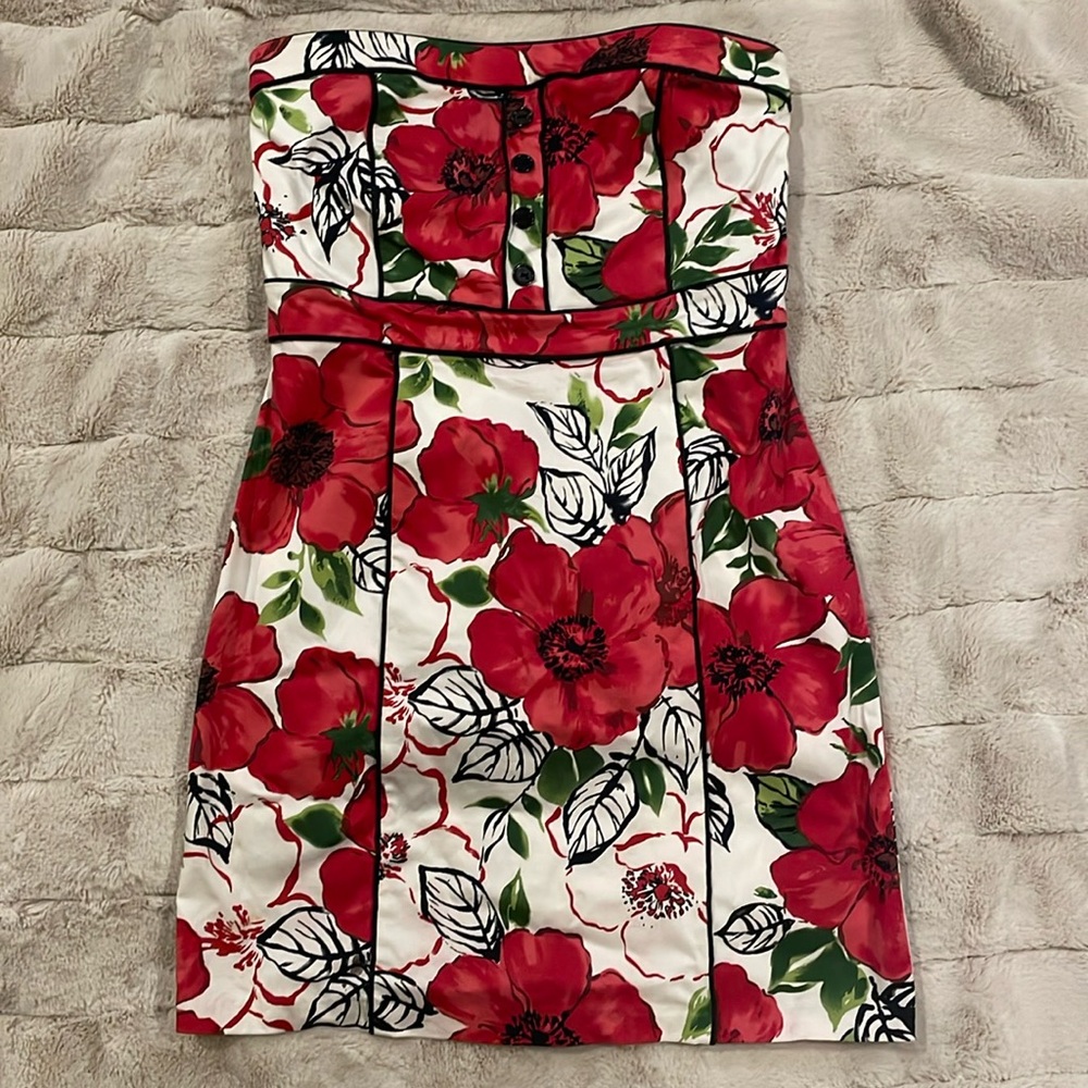 Short, Large, Fitted strapless dress. White with red flowers